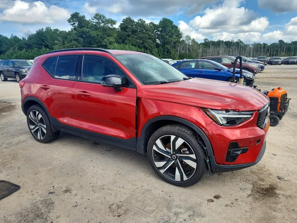 2023 VOLVO XC40 PLUS  