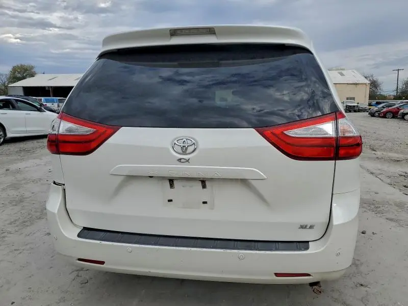 2017 TOYOTA SIENNA XLE  