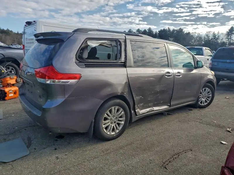 2014 TOYOTA SIENNA XLE  