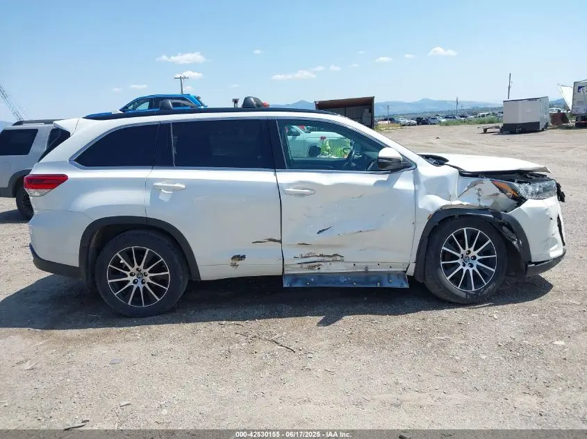 2017 TOYOTA HIGHLANDER SE