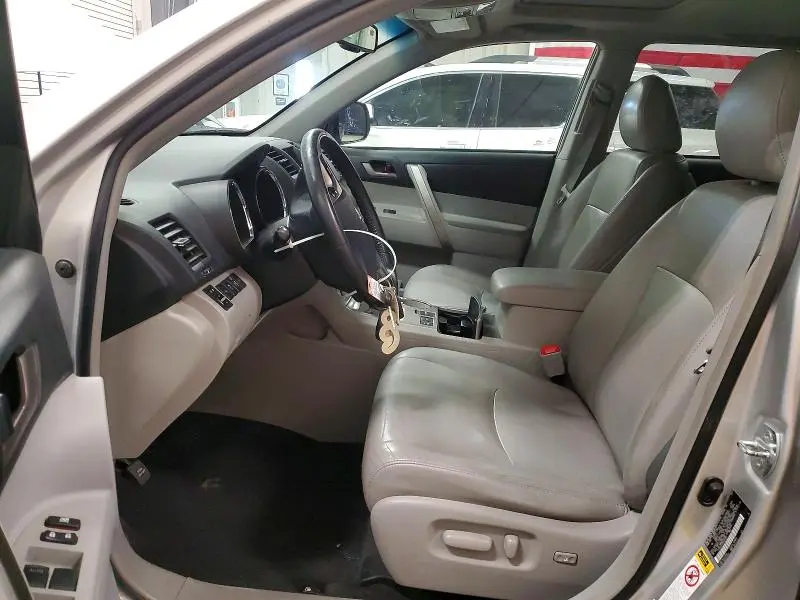 2011 TOYOTA HIGHLANDER SE  