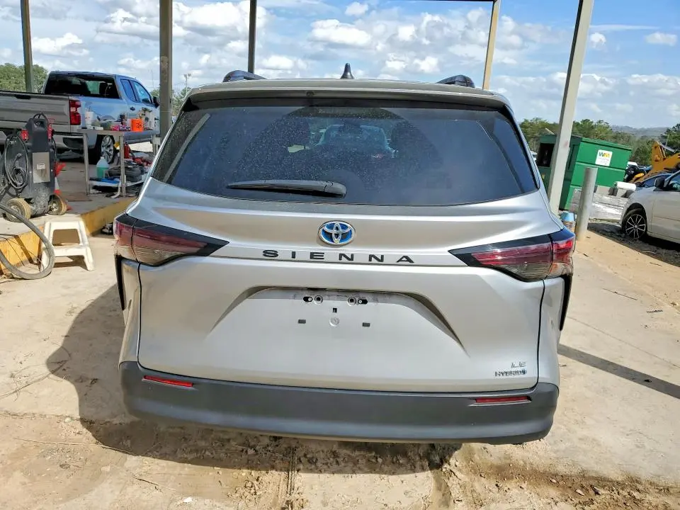 2023 TOYOTA SIENNA LE 8-PASSENGER  