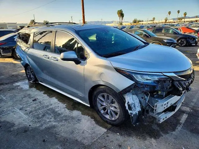 2021 TOYOTA SIENNA LE  