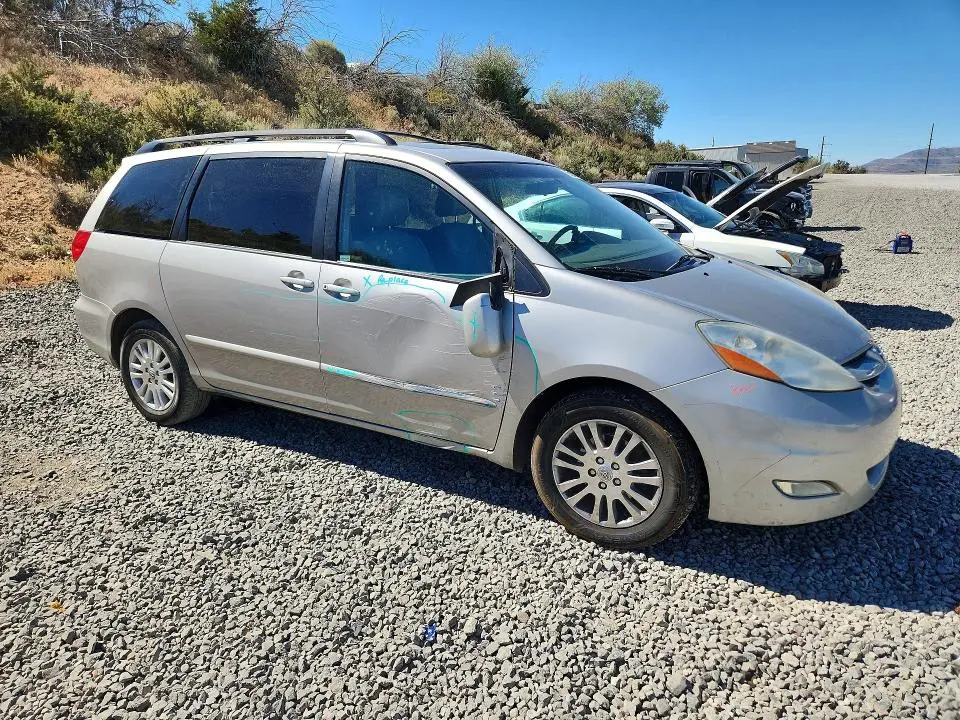 2010 TOYOTA SIENNA XLE  