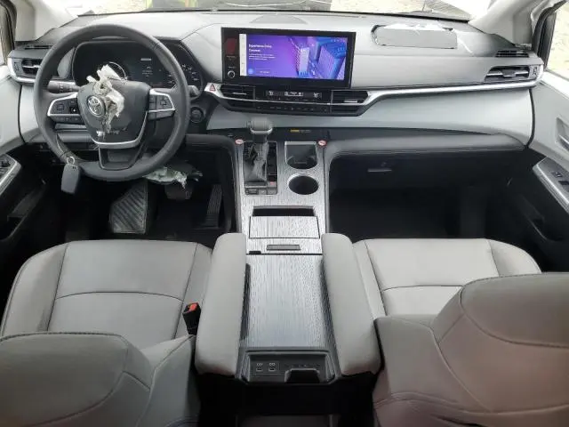 2025 TOYOTA SIENNA XLE  