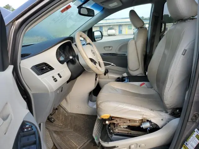 2014 TOYOTA SIENNA LE  
