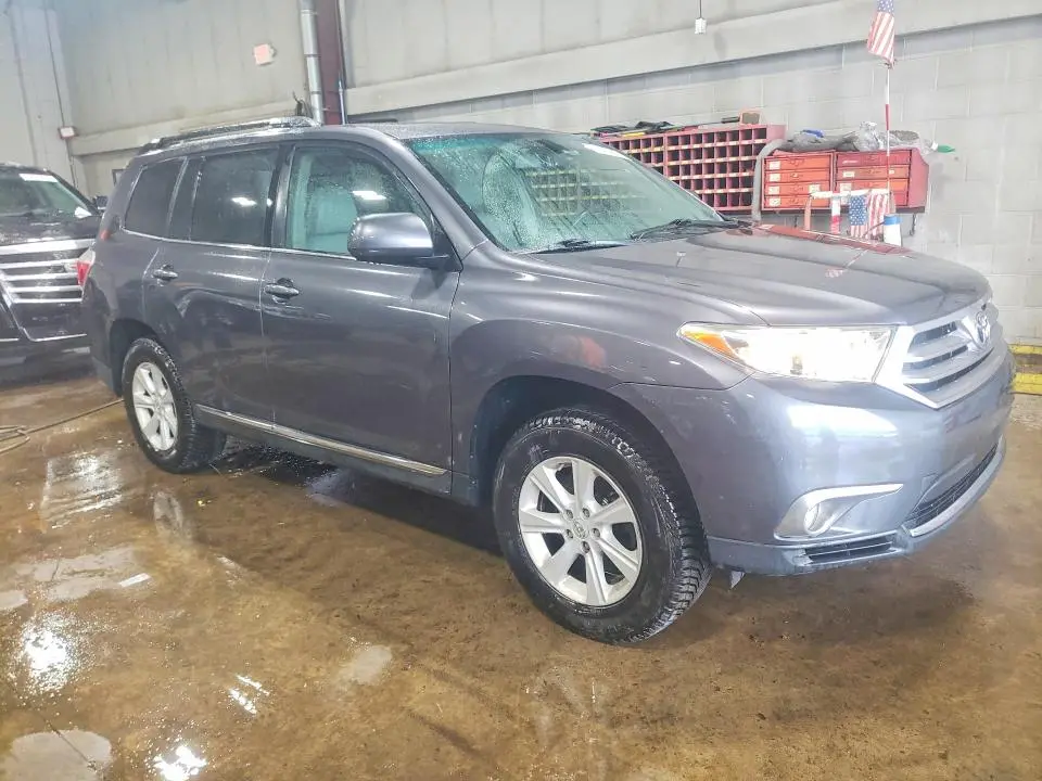 2012 TOYOTA HIGHLANDER SE  