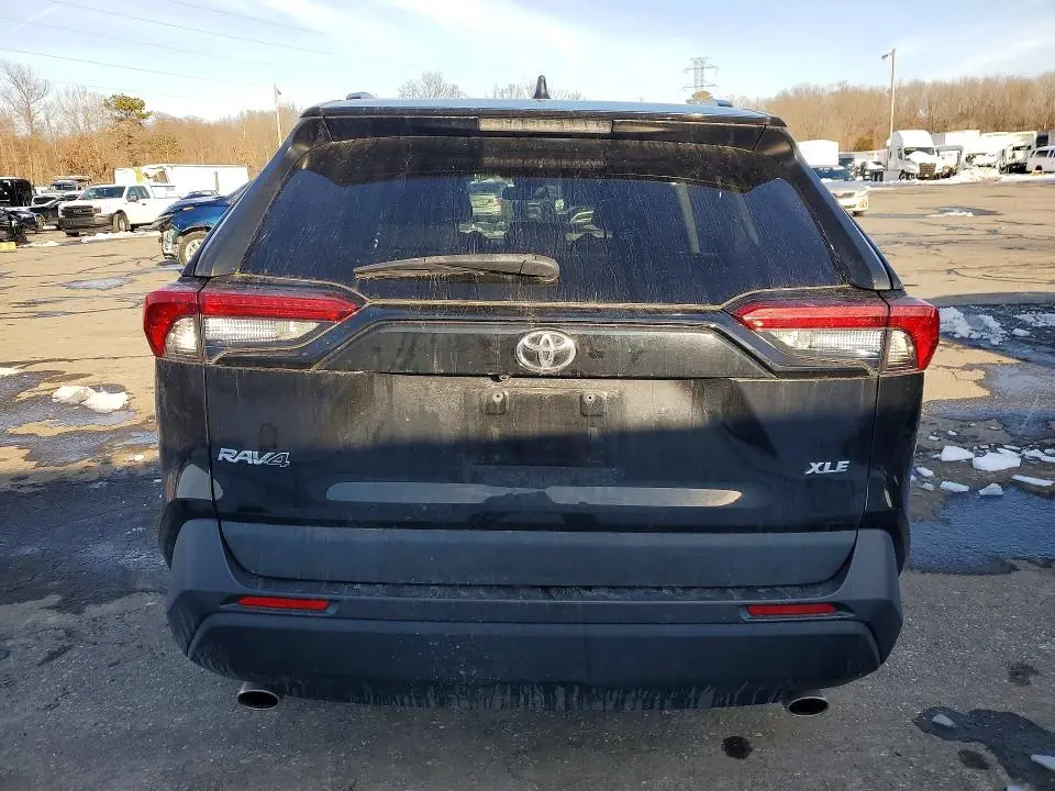 2021 TOYOTA RAV4 XLE  