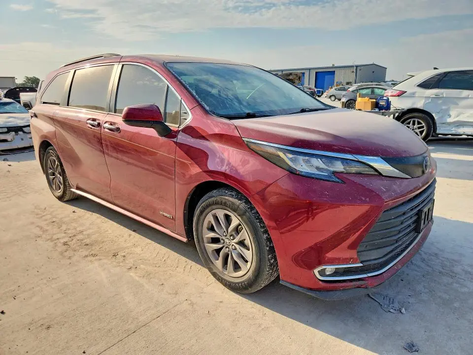2021 TOYOTA SIENNA XLE  