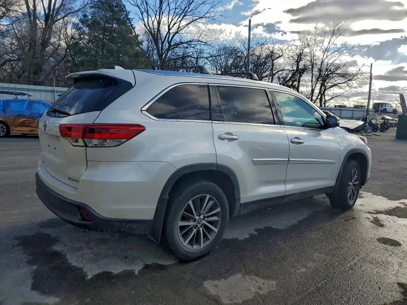 2019 TOYOTA HIGHLANDER SE  