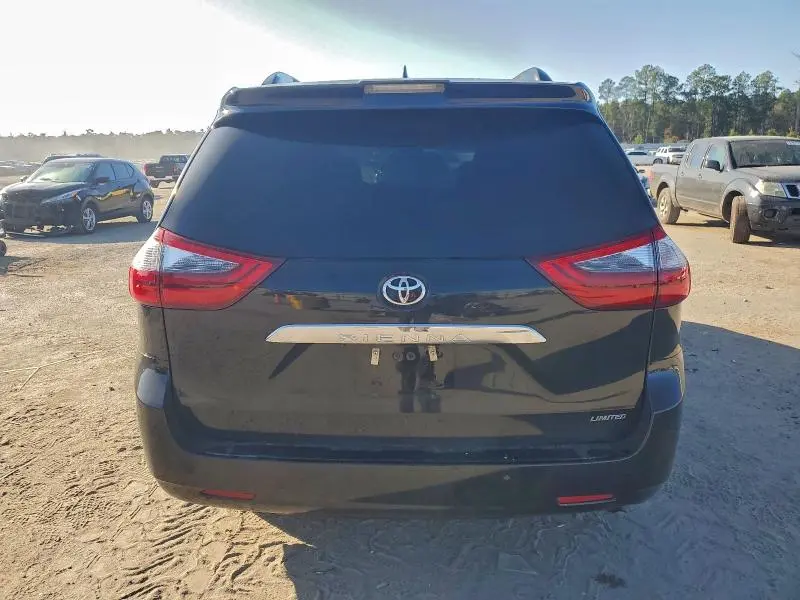 2020 TOYOTA SIENNA XLE  