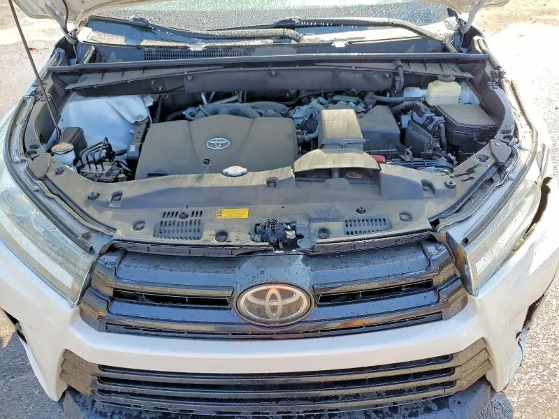 2018 TOYOTA HIGHLANDER SE  