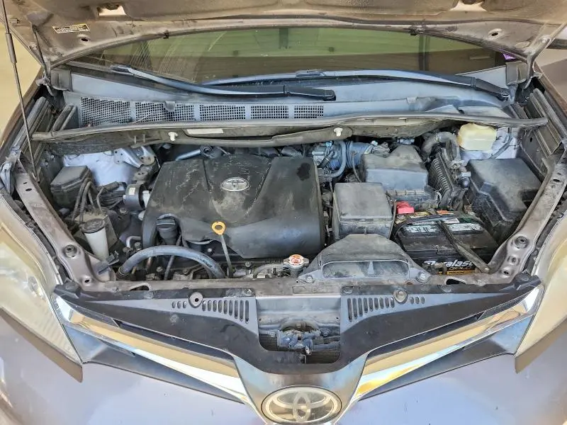2019 TOYOTA SIENNA LE  