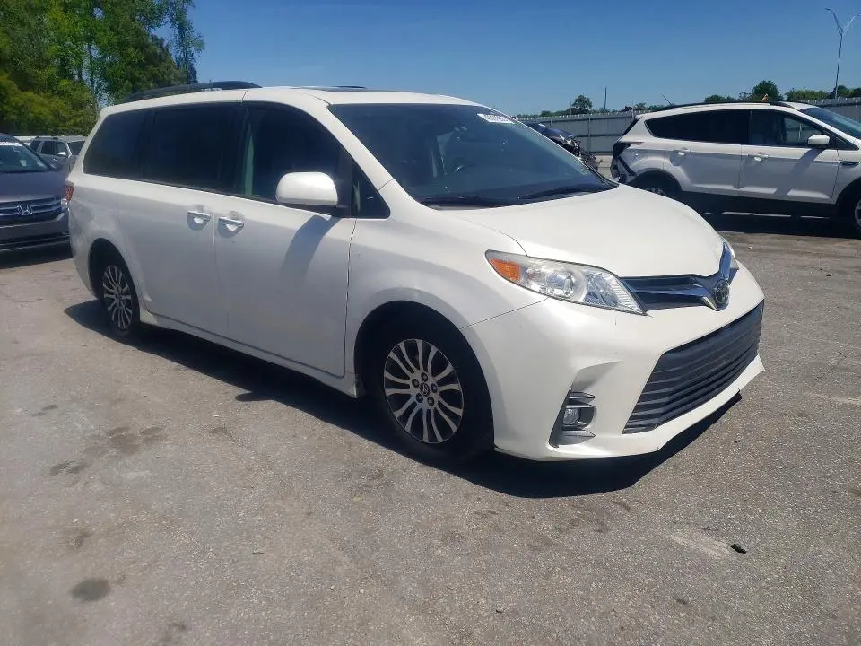 2018 TOYOTA SIENNA XLE 8-PASSENGER  