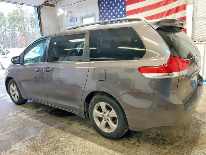 2013 TOYOTA SIENNA LE  