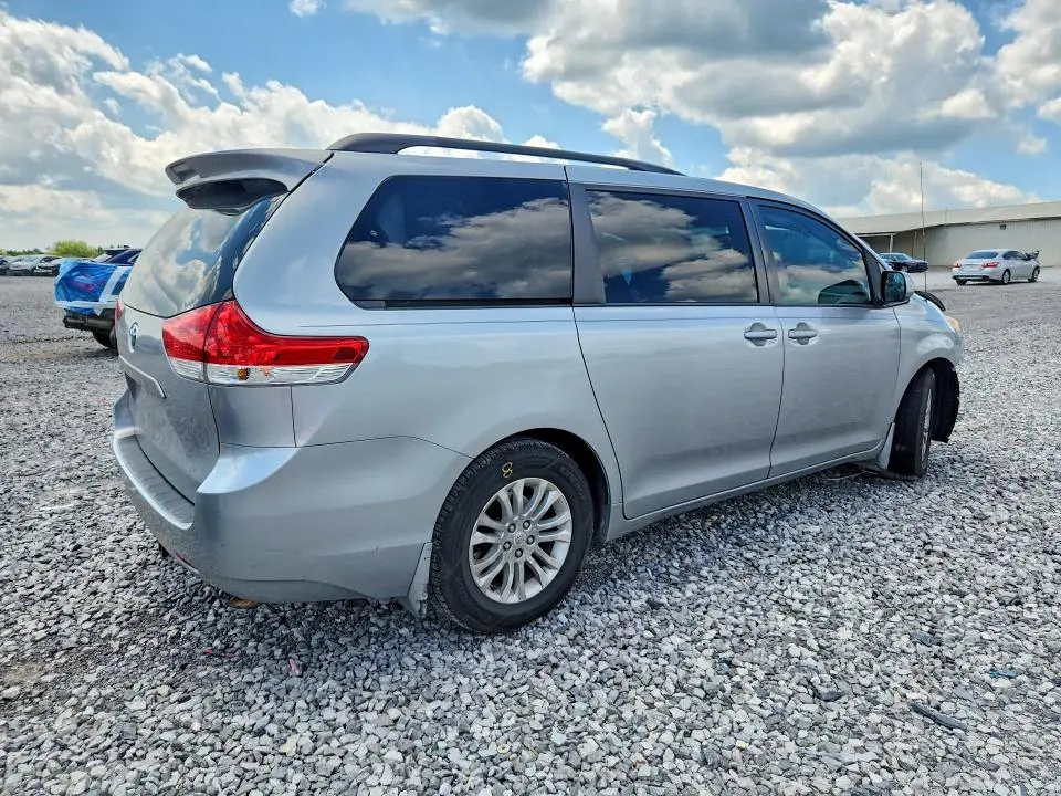 2013 TOYOTA SIENNA LE  