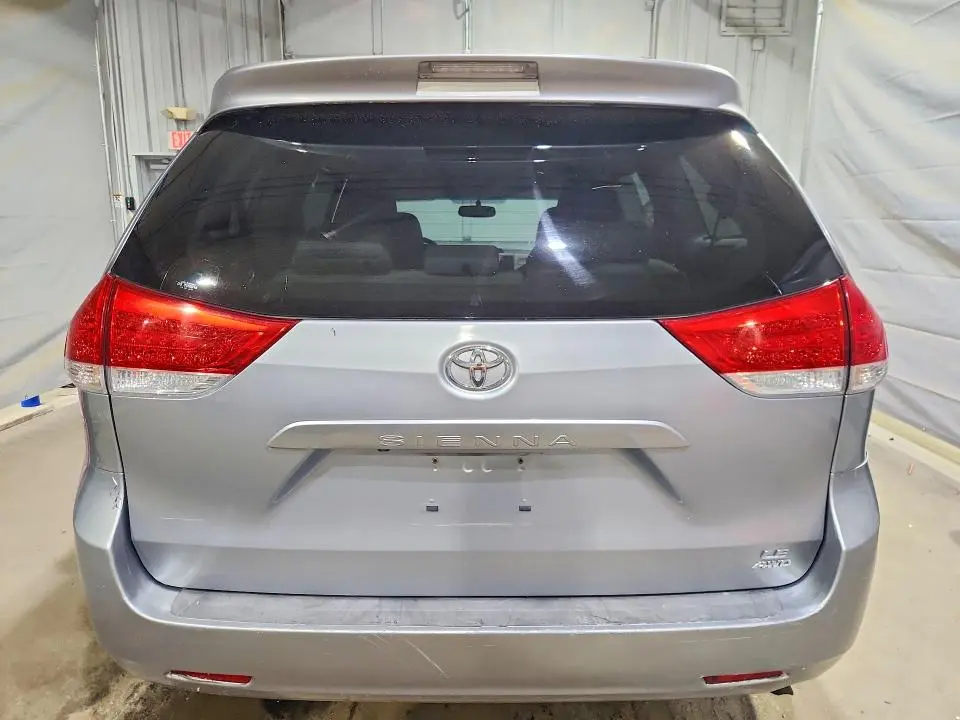 2011 TOYOTA SIENNA LE  