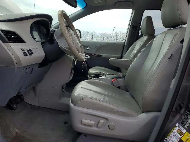 2014 TOYOTA SIENNA XLE 8-PASSENGER  
