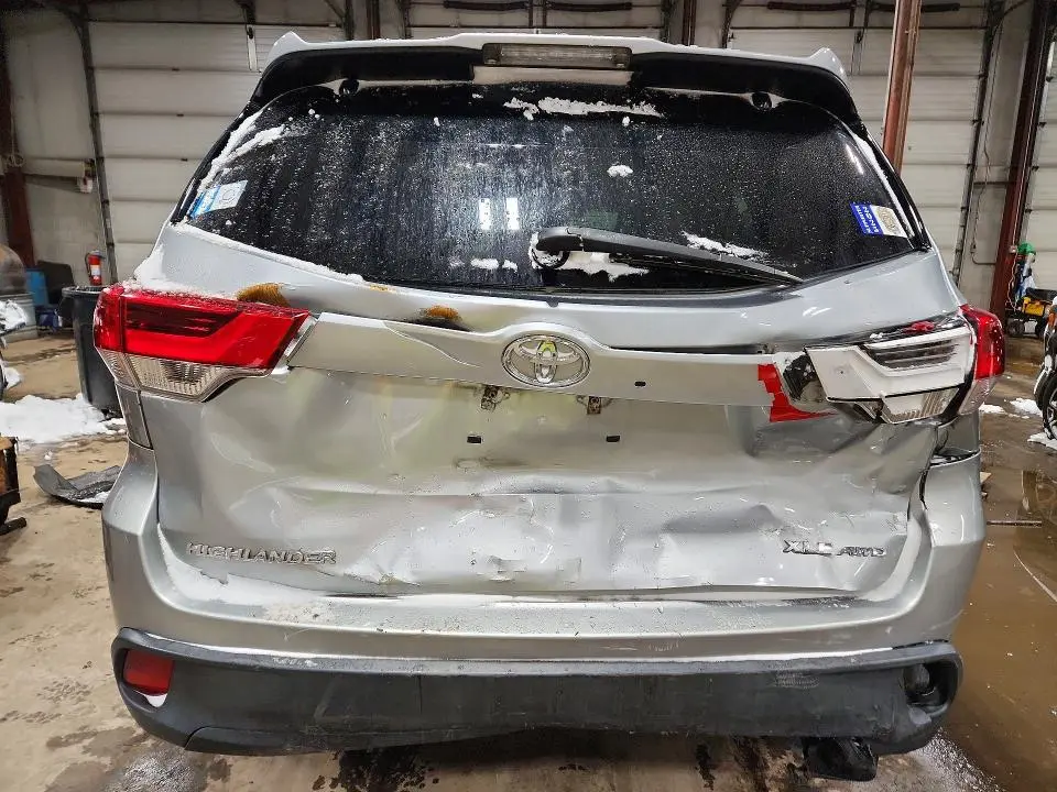 2017 TOYOTA HIGHLANDER SE  