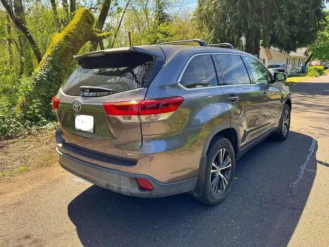 2017 TOYOTA HIGHLANDER LE  
