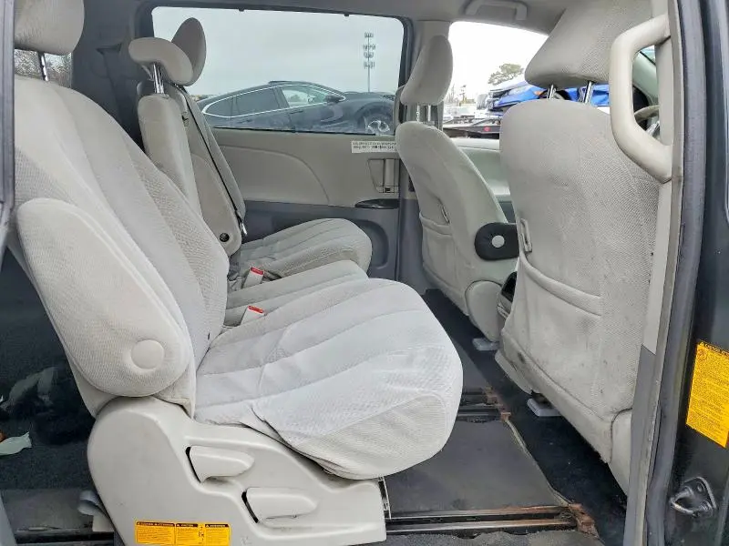 2013 TOYOTA SIENNA LE 8-PASSENGER  