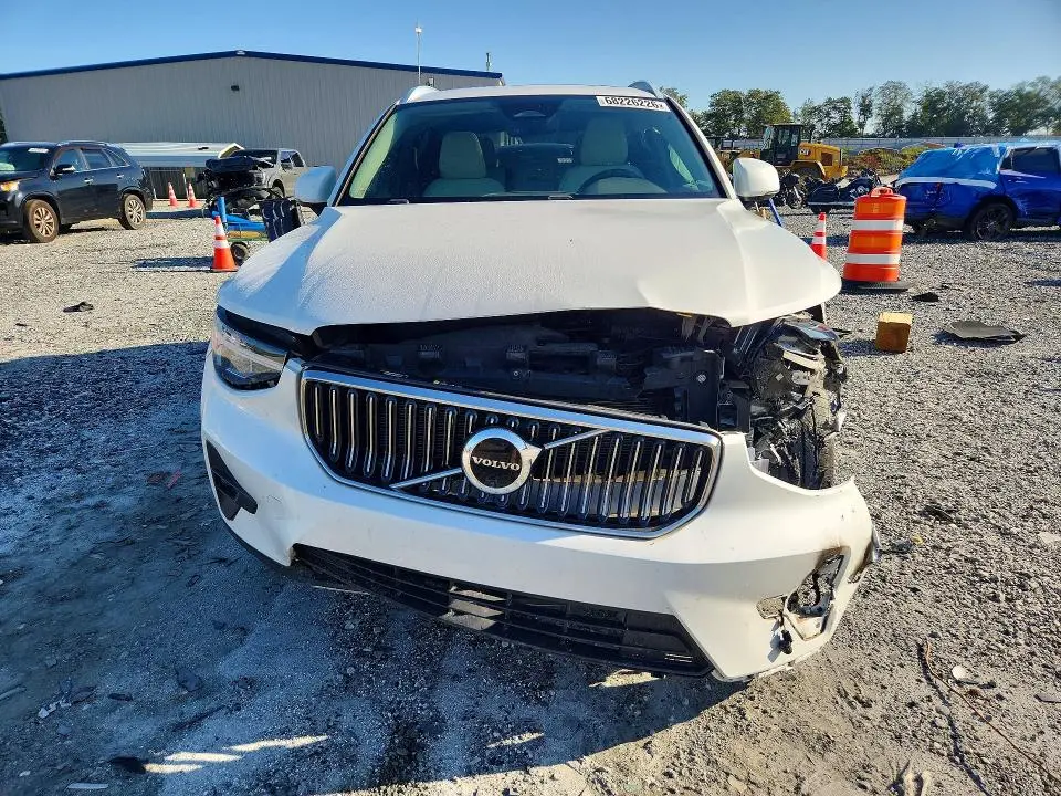 2023 VOLVO XC40 PLUS  