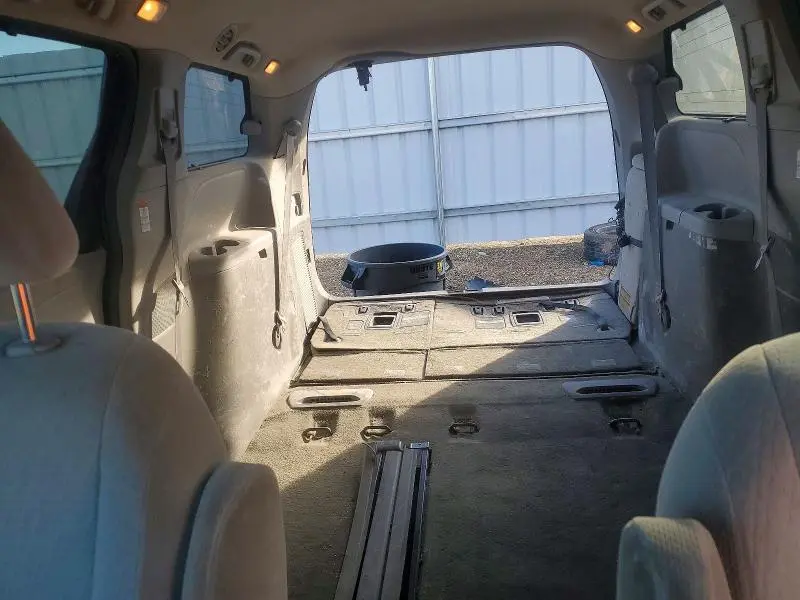 2015 TOYOTA SIENNA LE  