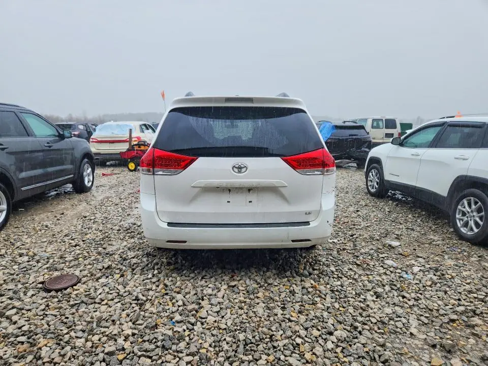 2013 TOYOTA SIENNA LE  