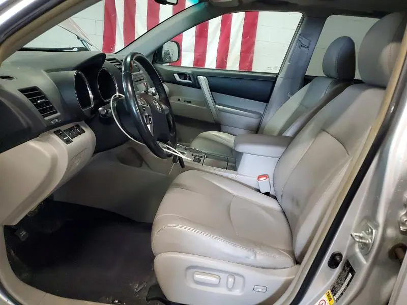 2011 TOYOTA HIGHLANDER SE  