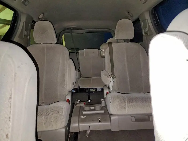 2014 TOYOTA SIENNA LE  