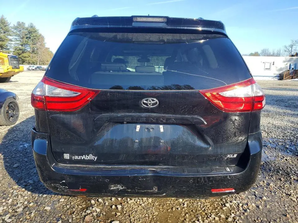 2018 TOYOTA SIENNA XLE 8-PASSENGER  