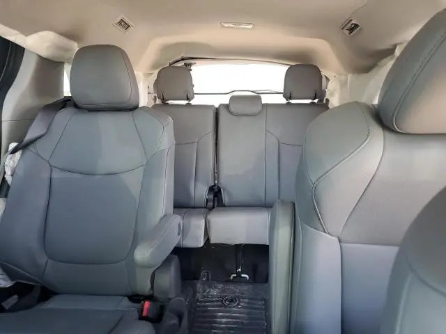 2023 TOYOTA SIENNA XLE  