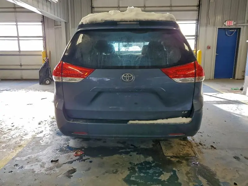 2014 TOYOTA SIENNA LE  