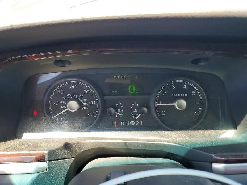 2010 LINCOLN TOWN CAR SIGNATURE LIMITED  