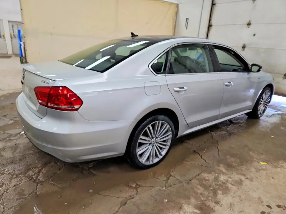 2015 VOLKSWAGEN PASSAT SE  