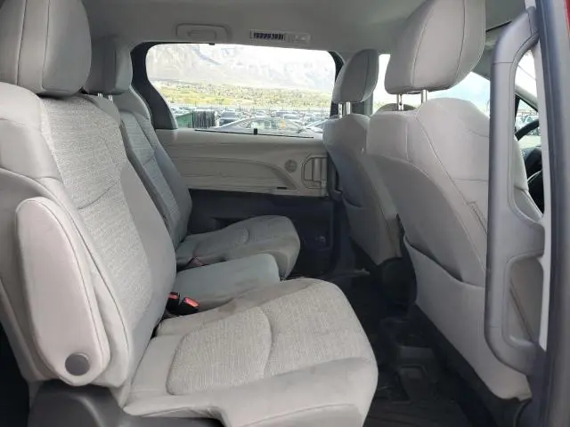 2022 TOYOTA SIENNA LE  
