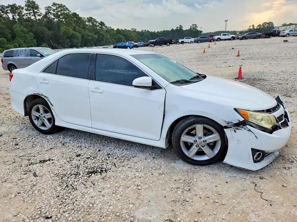 2014 TOYOTA CAMRY SE  
