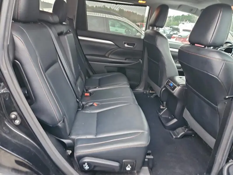 2017 TOYOTA HIGHLANDER SE  