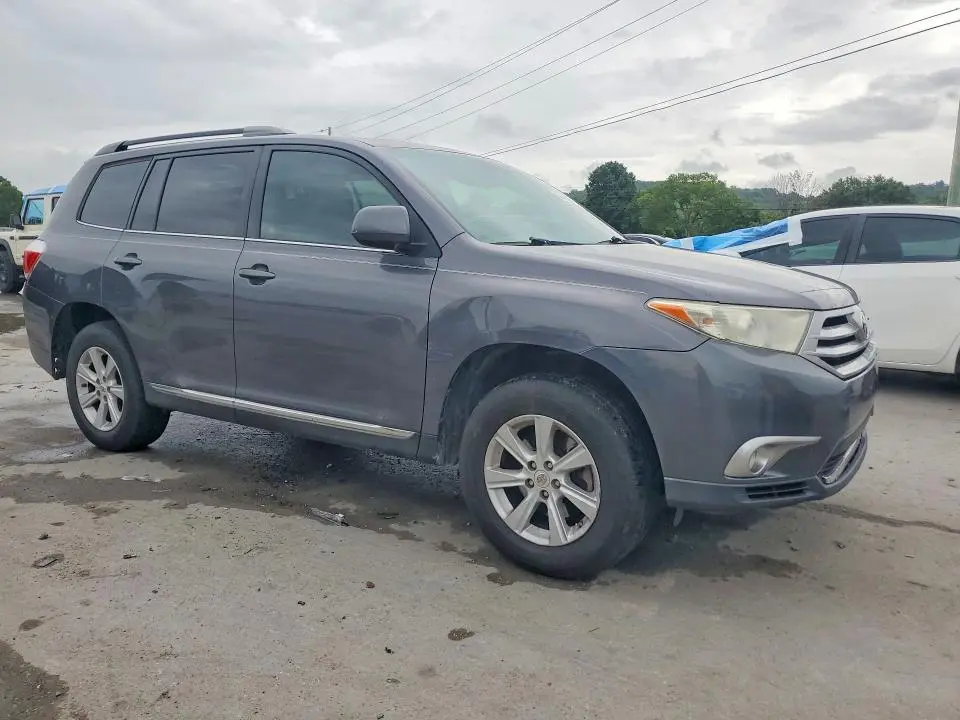 2011 TOYOTA HIGHLANDER SE  