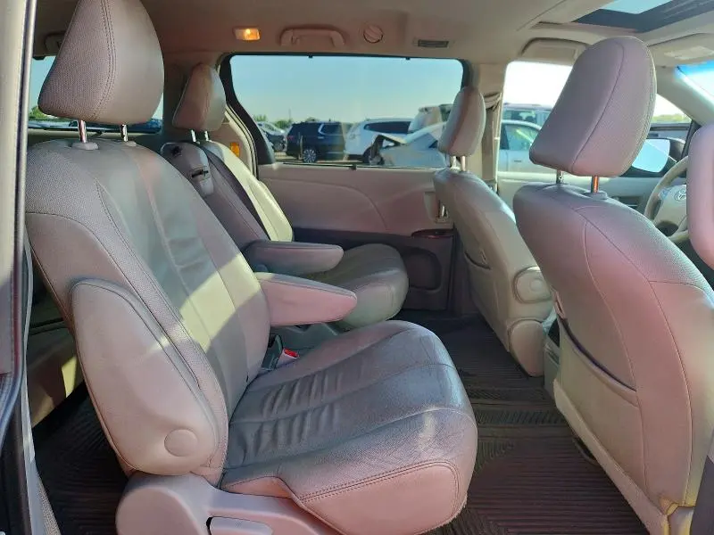 2014 TOYOTA SIENNA XLE 8-PASSENGER  