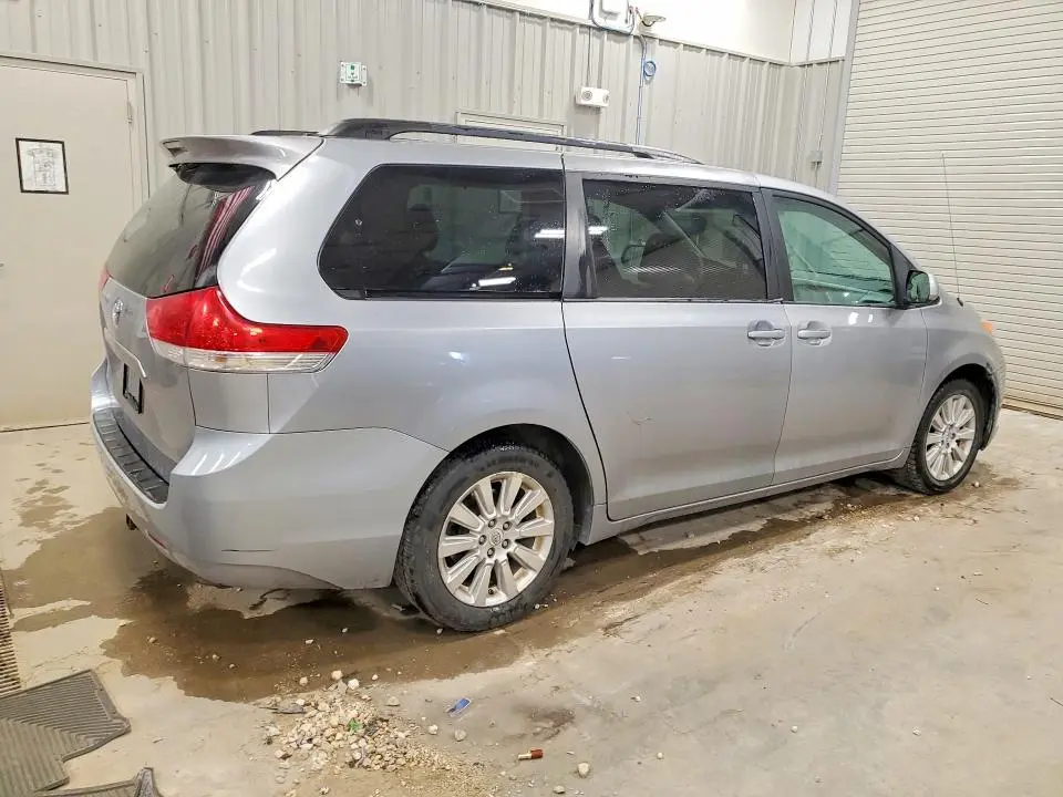2011 TOYOTA SIENNA LE  