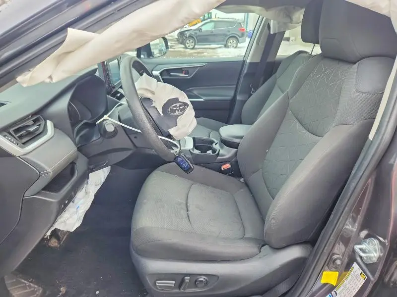 2021 TOYOTA RAV4 XLE  