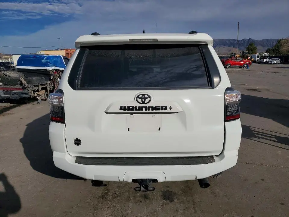 2022 TOYOTA 4RUNNER SR5  