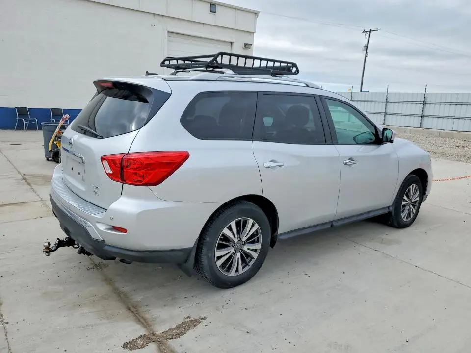 2017 NISSAN PATHFINDER SL  