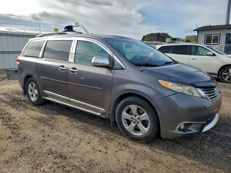 2013 TOYOTA SIENNA XLE  