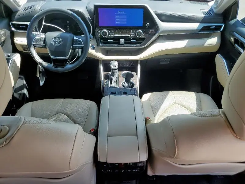 2024 TOYOTA HIGHLANDER LE  