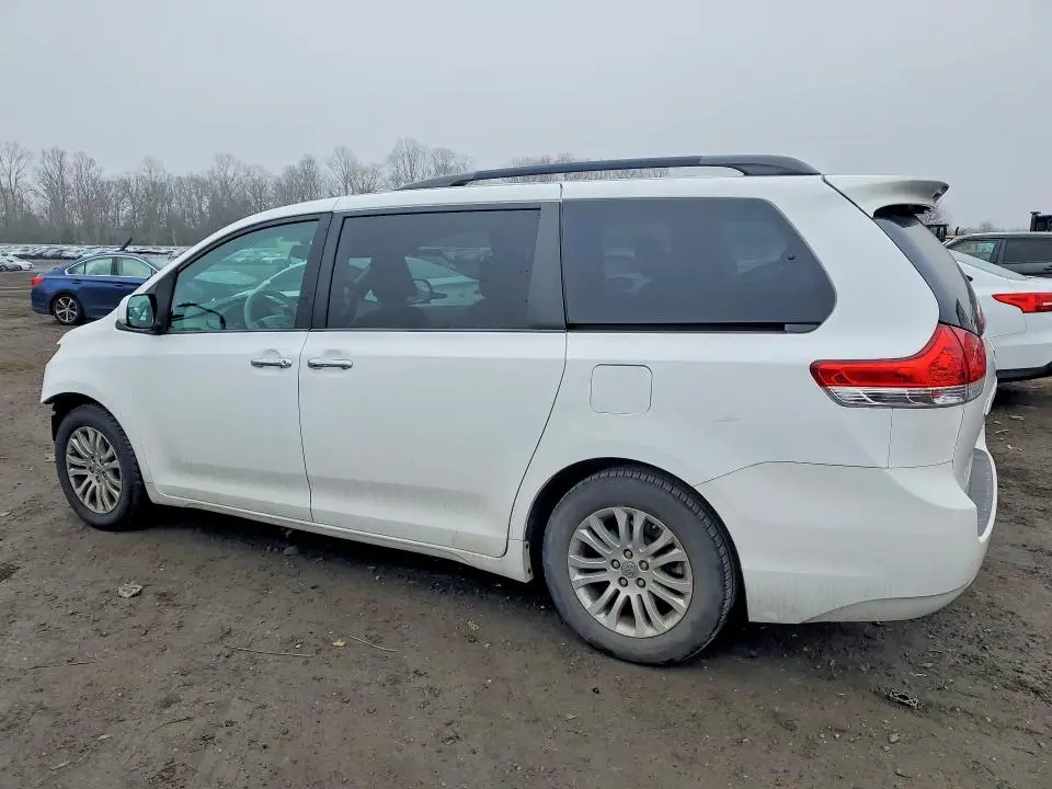 2013 TOYOTA SIENNA XLE  