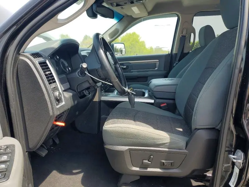 2016 RAM 1500 SLT  