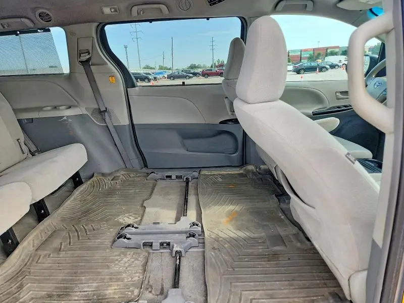 2013 TOYOTA SIENNA LE  