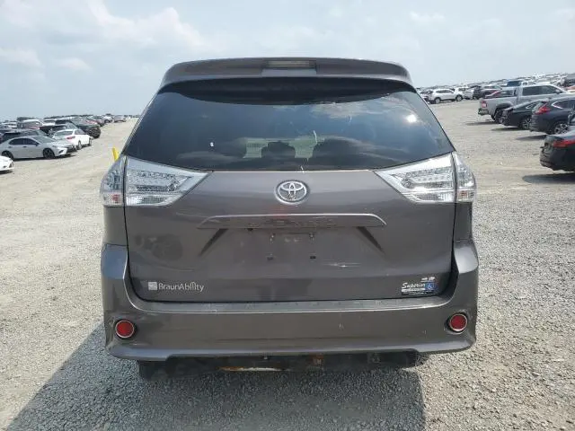 2017 TOYOTA SIENNA SE  